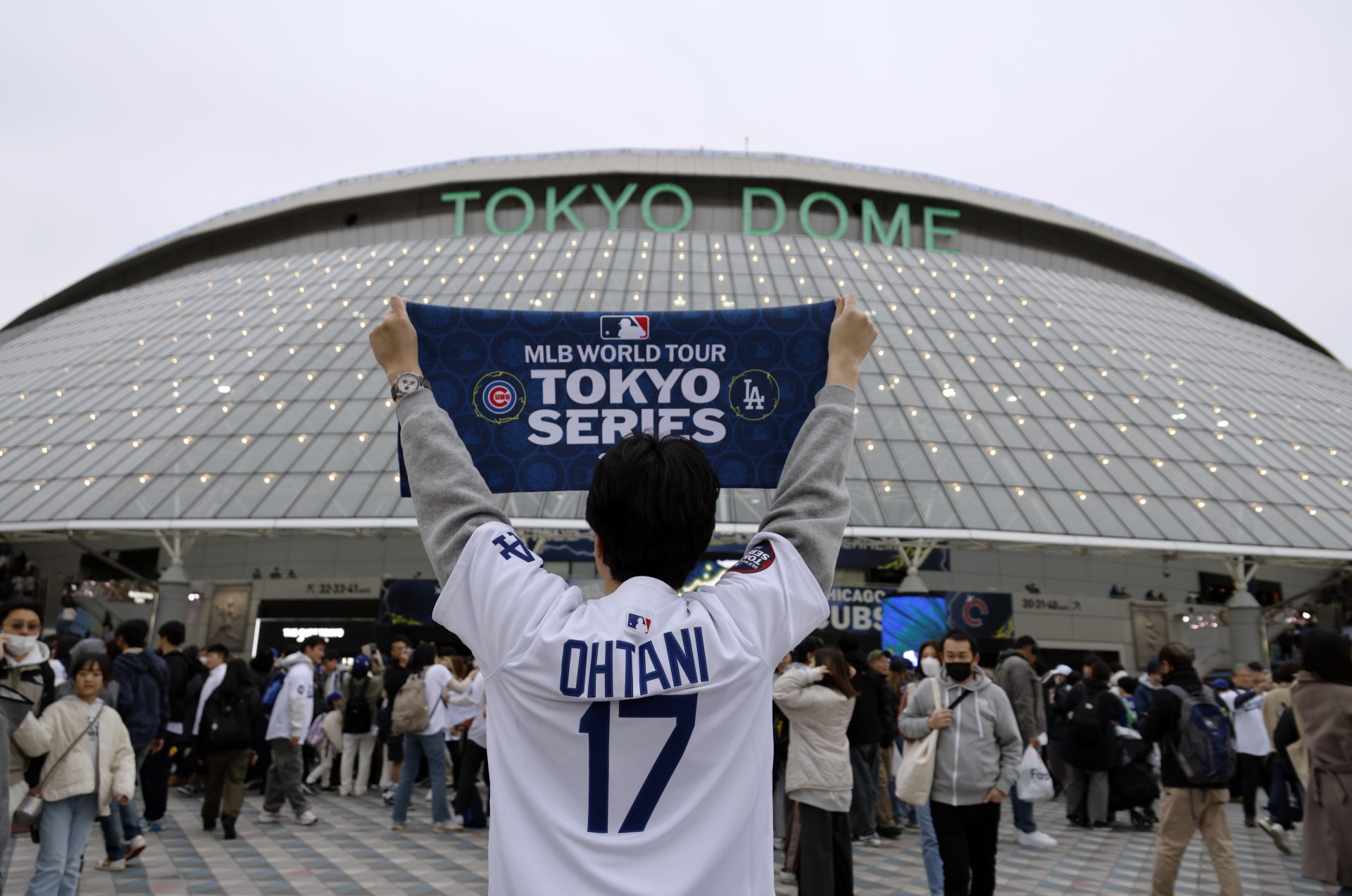 Un aficionado de Shohei Ohtani, de los Dodgers de Los Ángeles, observa una pantalla antes de un partido de exhibición de la Serie de Tokio 2025 en el Tokyo Dome, Tokio, Japón