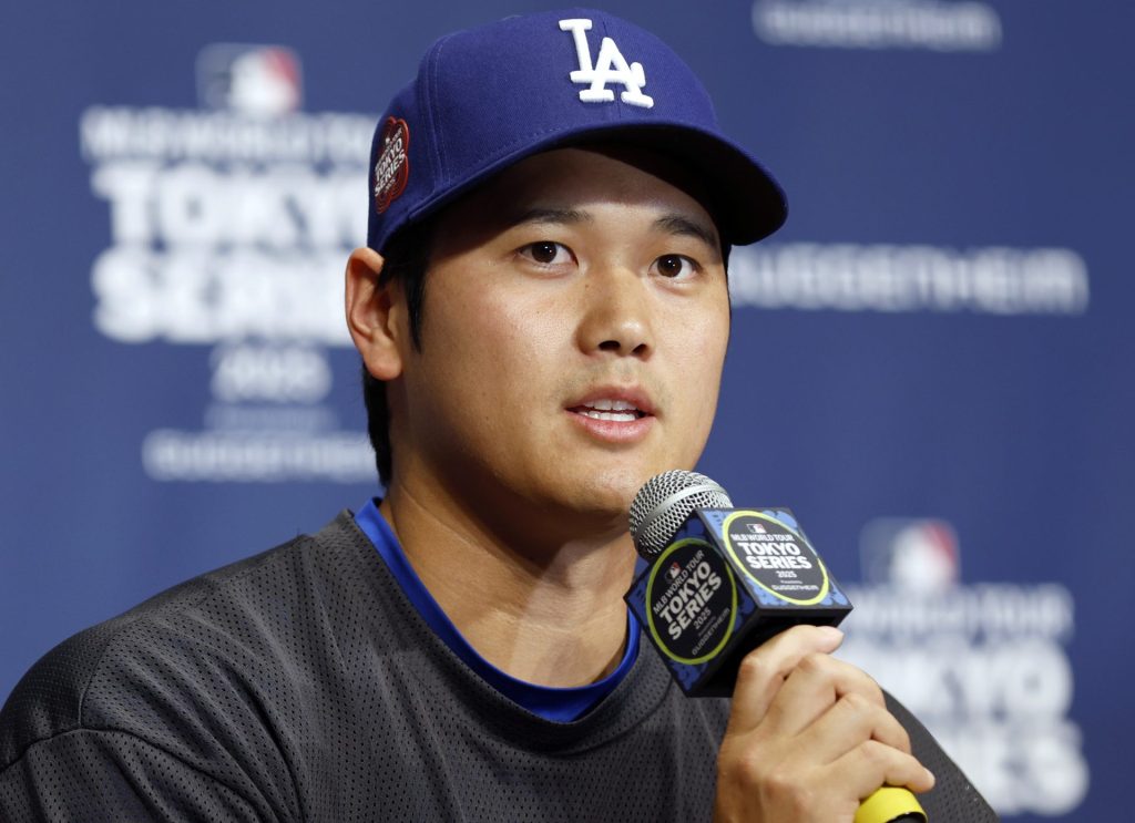 Shohei Ohtani, de los Dodgers de Los Ángeles, habla durante una conferencia de prensa previa a la Serie de Tokio 2025