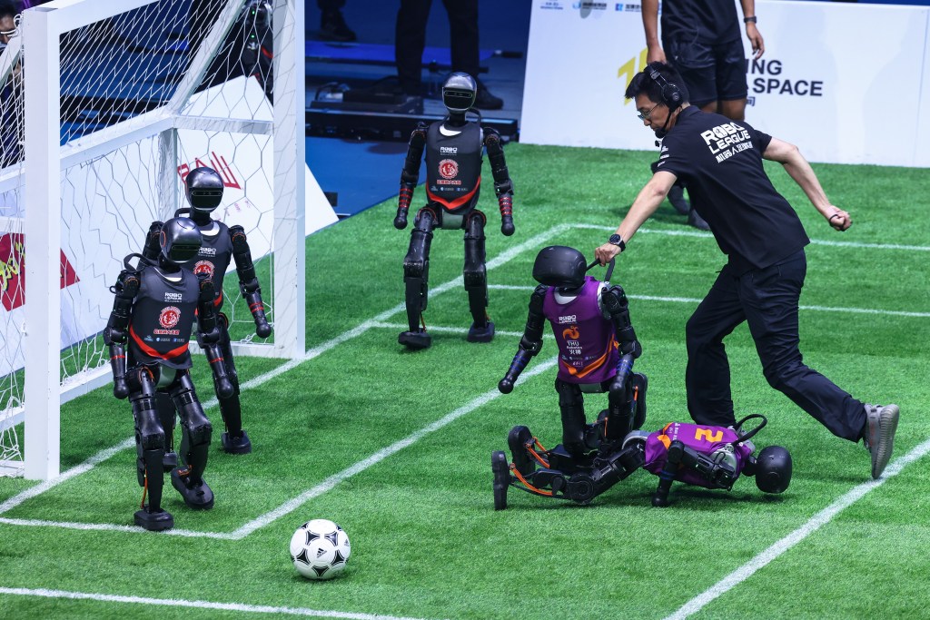 partido de la 2025 RoBoLeague World Robot Soccer League este sábado, en el Beijing Smart Esports Competition Center en Pekín (China) EFE/EPA/WU HAO
