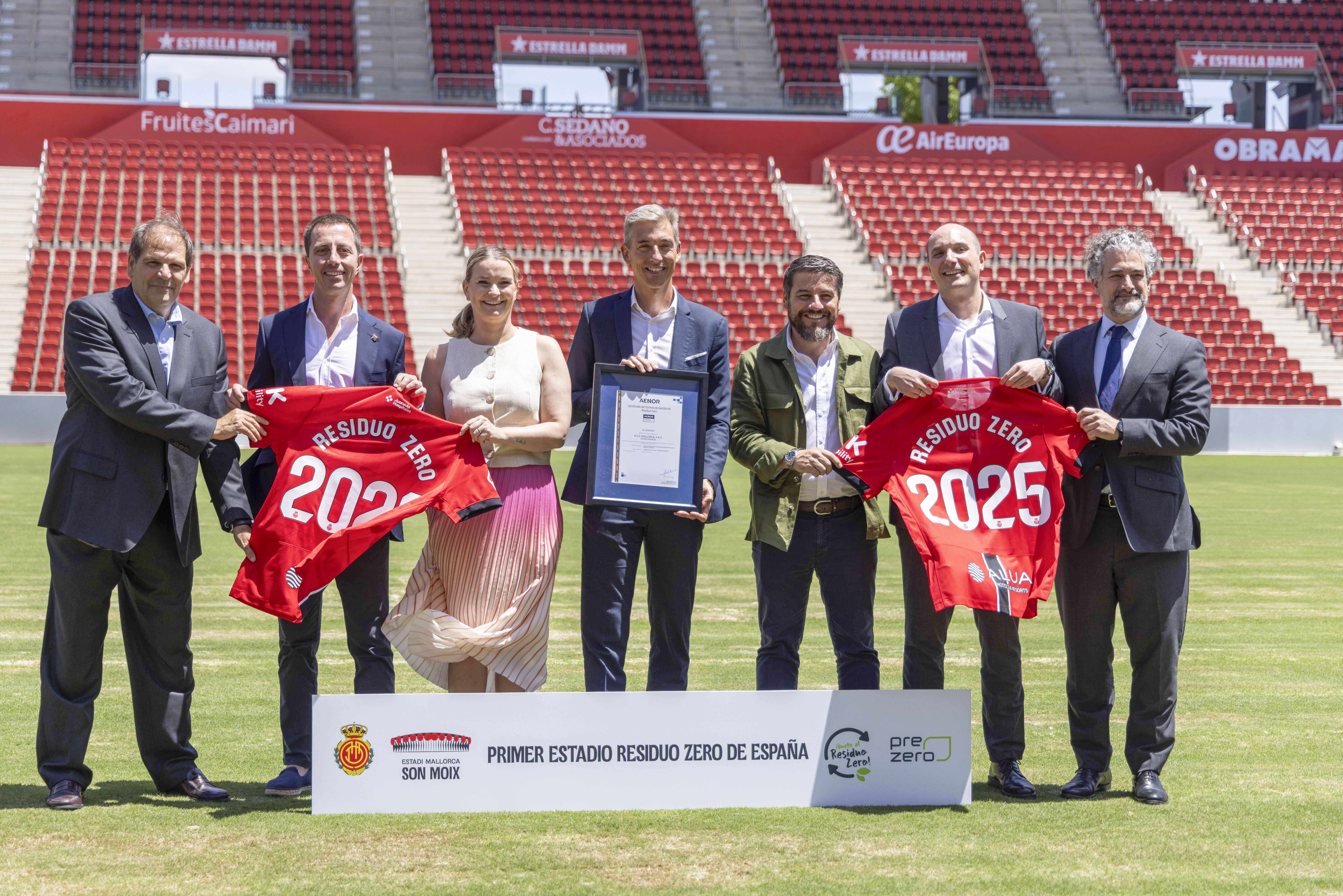 PALMA DE MALLORCA, 22/07/2025.- El Estadio Mallorca Son Moix, sede de los encuentros del RCD Mallorca, ha sido reconocido este martes como el primer campo de fútbol de toda España con la certificación de 'Residuo cero' tras el trabajo realizado por parte de la entidad con PreZero. La certificación oficial ha sido entregada en un acto que ha contado con la participación de la presidenta del Govern balear, Marga Prohens(3i); el presidente del Consell de Mallorca, Llorenç Galmes (2i); y el consejero delegado del club, Alfonso Díaz (4d). También el consejero delegado de PreZero Iberia, Gonzalo Cañete (2d); el responsable de sostenibilidad de LaLiga, David Baixauli (1i) ; y el director general de Evaluación de la Conformidad en AENOR, David de Pastors.- EFE/CATI CLADERA