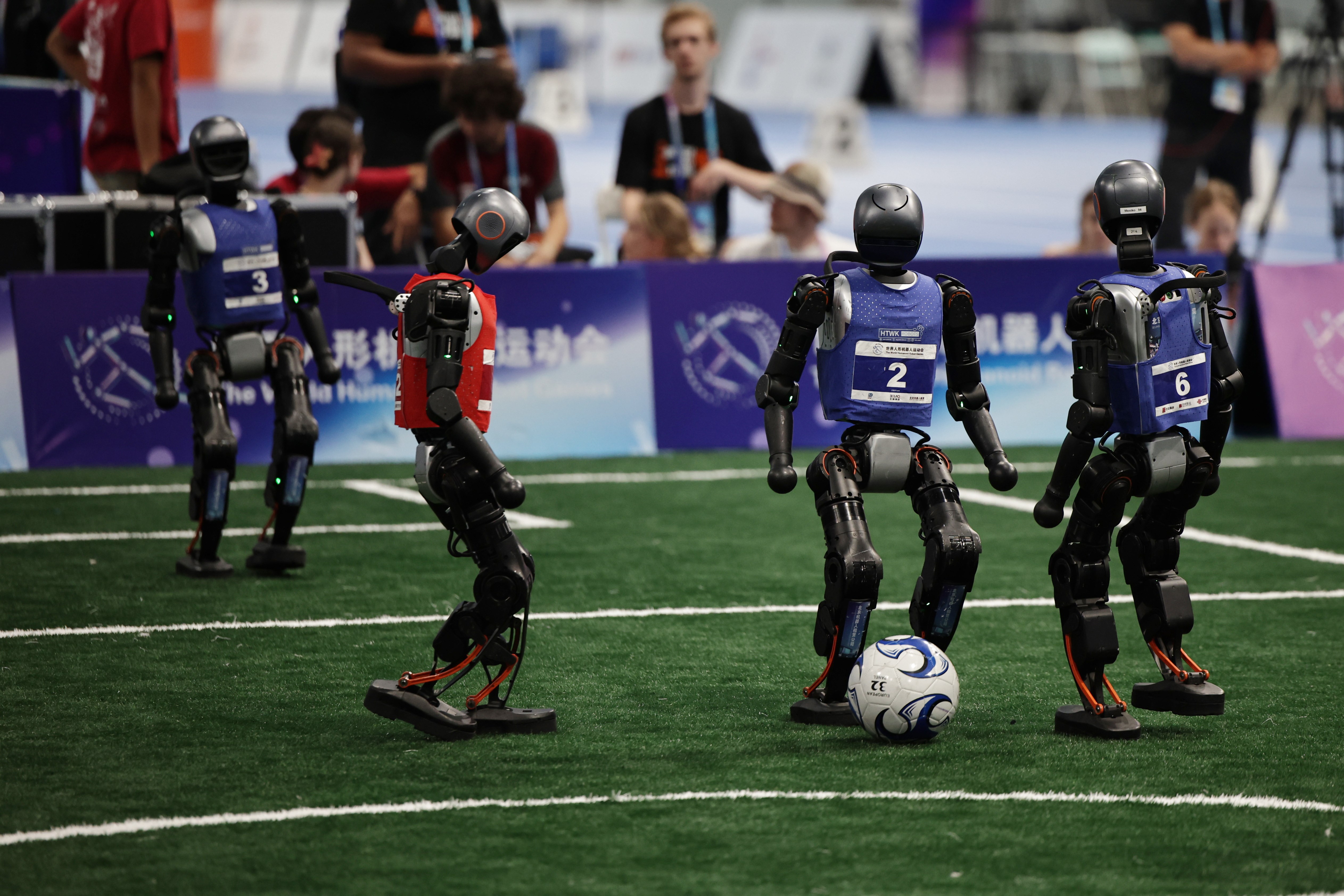 Los robots humanoides juegan un partido de fútbol durante los Juegos Mundiales de Robots Humanoides 2025 en el Óvalo Nacional de Patinaje de Velocidad en Beijing, China, el 17 de agosto de 2025. Los Juegos Mundiales de Robots Humanoides 2025 se celebraron en Beijing del 15 al 17 de agosto.