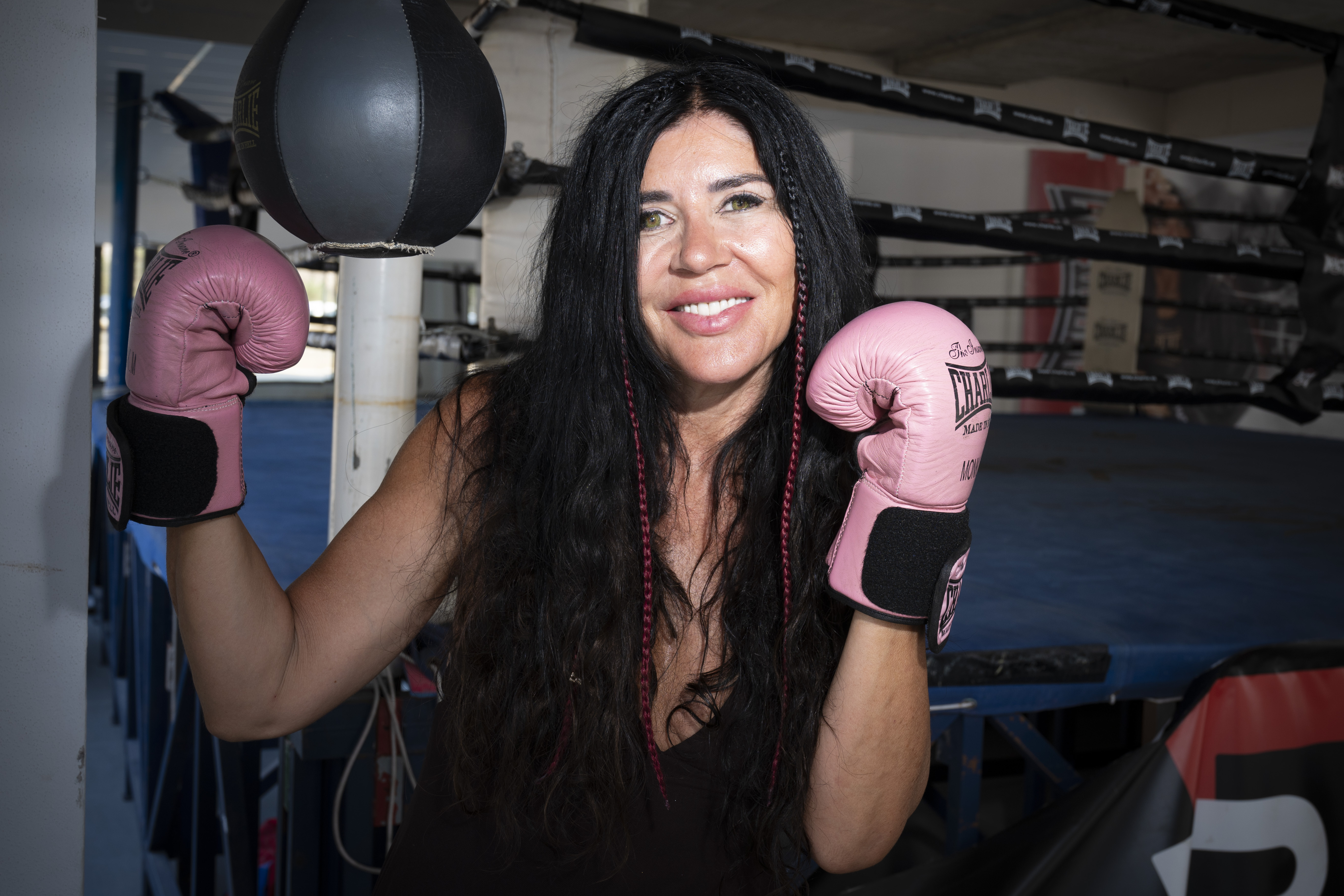 Lola Martínez, primera preparadora nacional de boxeo y fundadora del club Lola Boxing en Almería, afirma que la esencia de su escuela está en “el trabajo constante y en no rendirse pese a las críticas”, y que esta actividad "no es un capricho, es un proyecto de vida". A sus casi 50 años, compagina su labor como gestora ambiental en un hospital con su dedicación diaria al boxeo, una disciplina que descubrió con 35 años y que en una entrevista con EFE defiende como “una herramienta de disciplina y valores”. EFE/ Carlos Barba