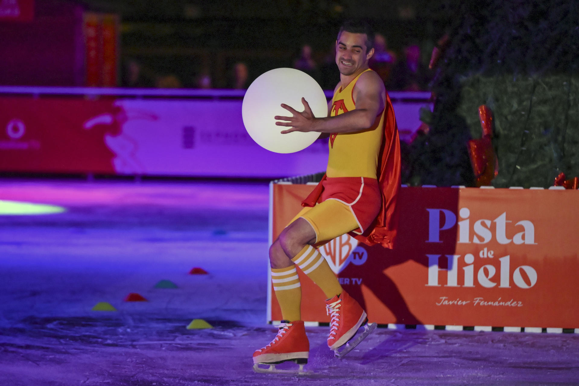 Javier Fernández impulsa el comercio con su pista de hielo ecológico