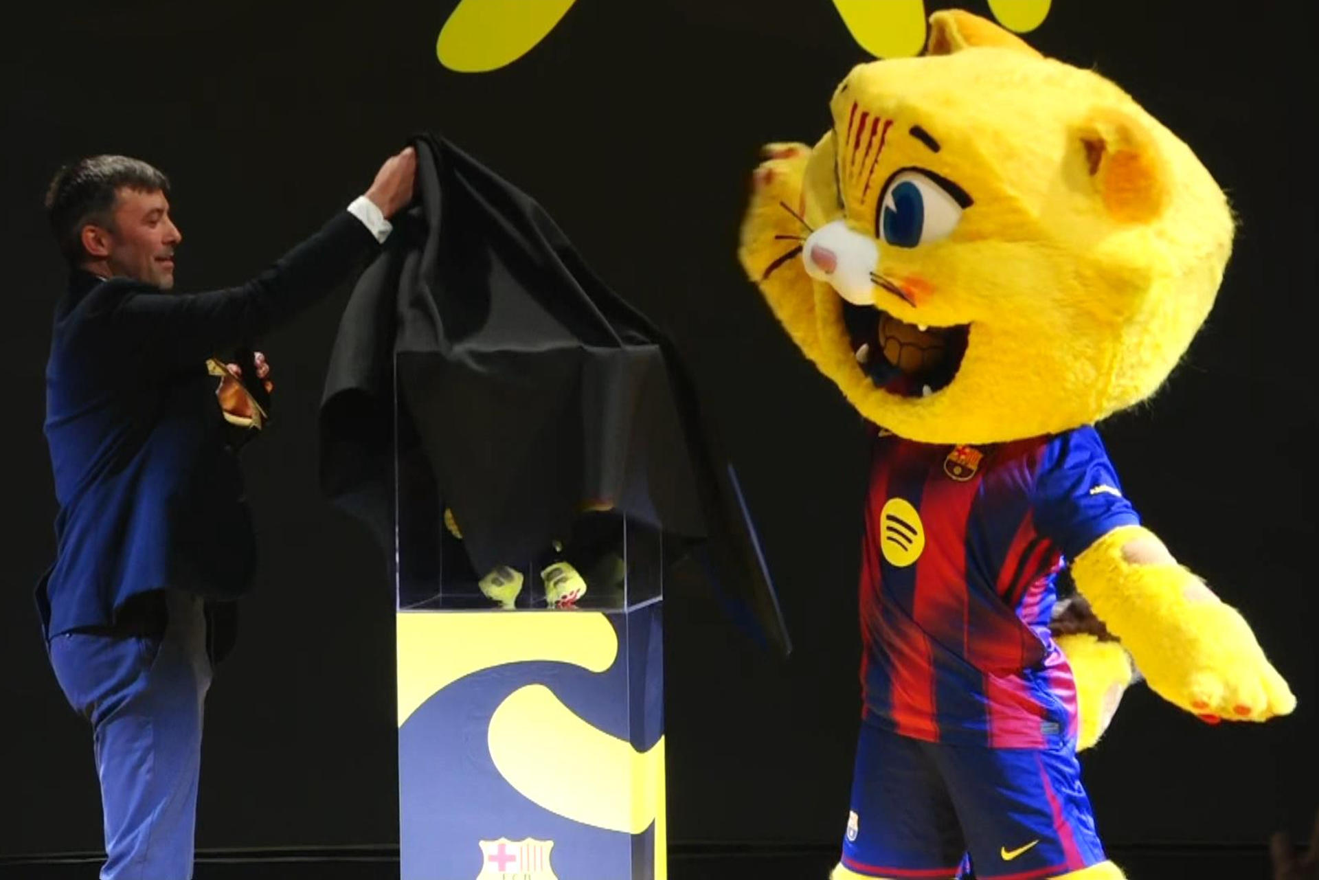 el fc barcelona presenta a su mascota cat