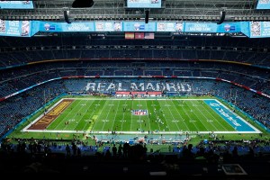 -Vista general del interior del Estadio Santiago Bernabéu antes de acoger esta tarde el partido de liga regular de la Liga de Fútbol Americano (NFL) disputado entre los equipos Miami Dolphins (d) y Washington Commanders. EFE/JuanJo Martín
