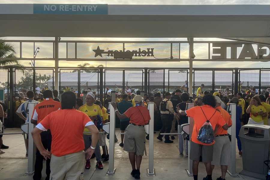 Imagen de aficionados en Estados Unidos que pretendían entrar al Hard Rock Stadium sin entrada la pasada Copa América.