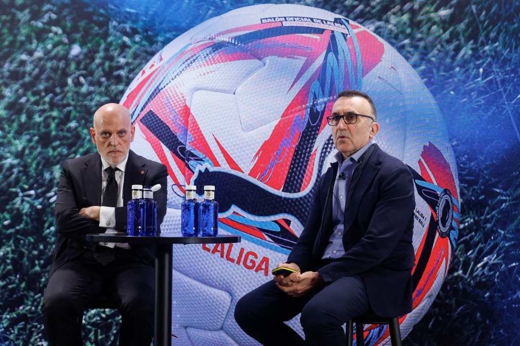 El presidente de LaLiga, Javier Tebas (i) y el director general corporativo de LaLiga, Javier Gómez (d) durante la presentación este miércoles del informe económico financiero de LaLiga correspondiente a la temporada 2024/25. EFE/ Javier Lizón
