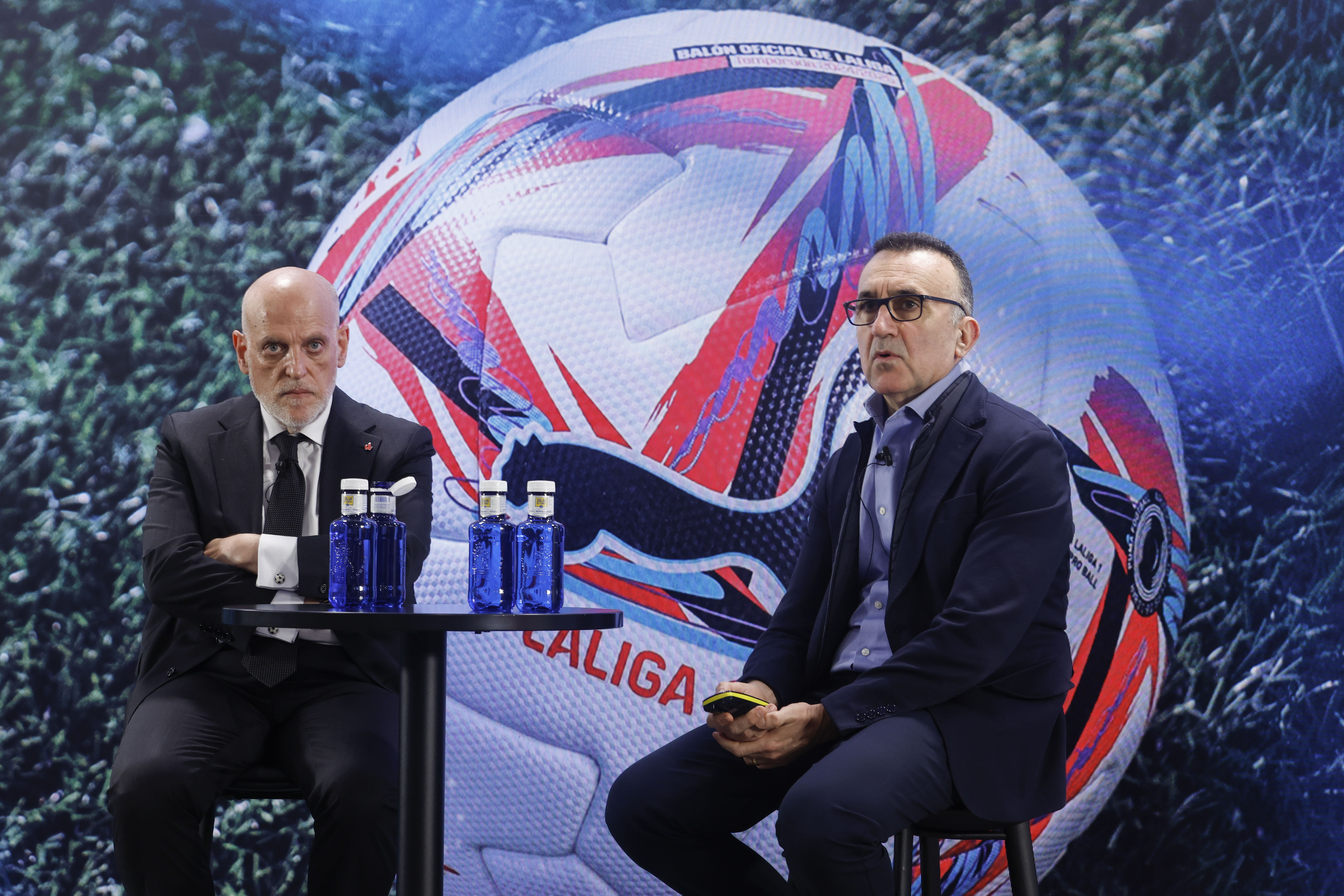 El presidente de LaLiga, Javier Tebas (i) y el director general corporativo de LaLiga, Javier Gómez (d) durante la presentación este miércoles del informe económico financiero de LaLiga correspondiente a la temporada 2024/25. EFE/ Javier Lizón
