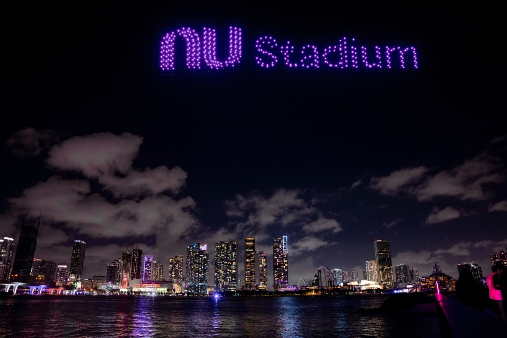 otografía cedida por el Inter Miami CF que muestra un espectáculo de luces en Miami (EE.UU.). El nuevo estadio de fútbol del Inter Miami se llamará de forma oficial Nu Stadium, como el banco digital brasileño Nu, que busca expandirse en Estados Unidos, anunciaron este miércoles ambas organizaciones a un mes de que se inaugure el recinto. EFE/ Inter Miami CF