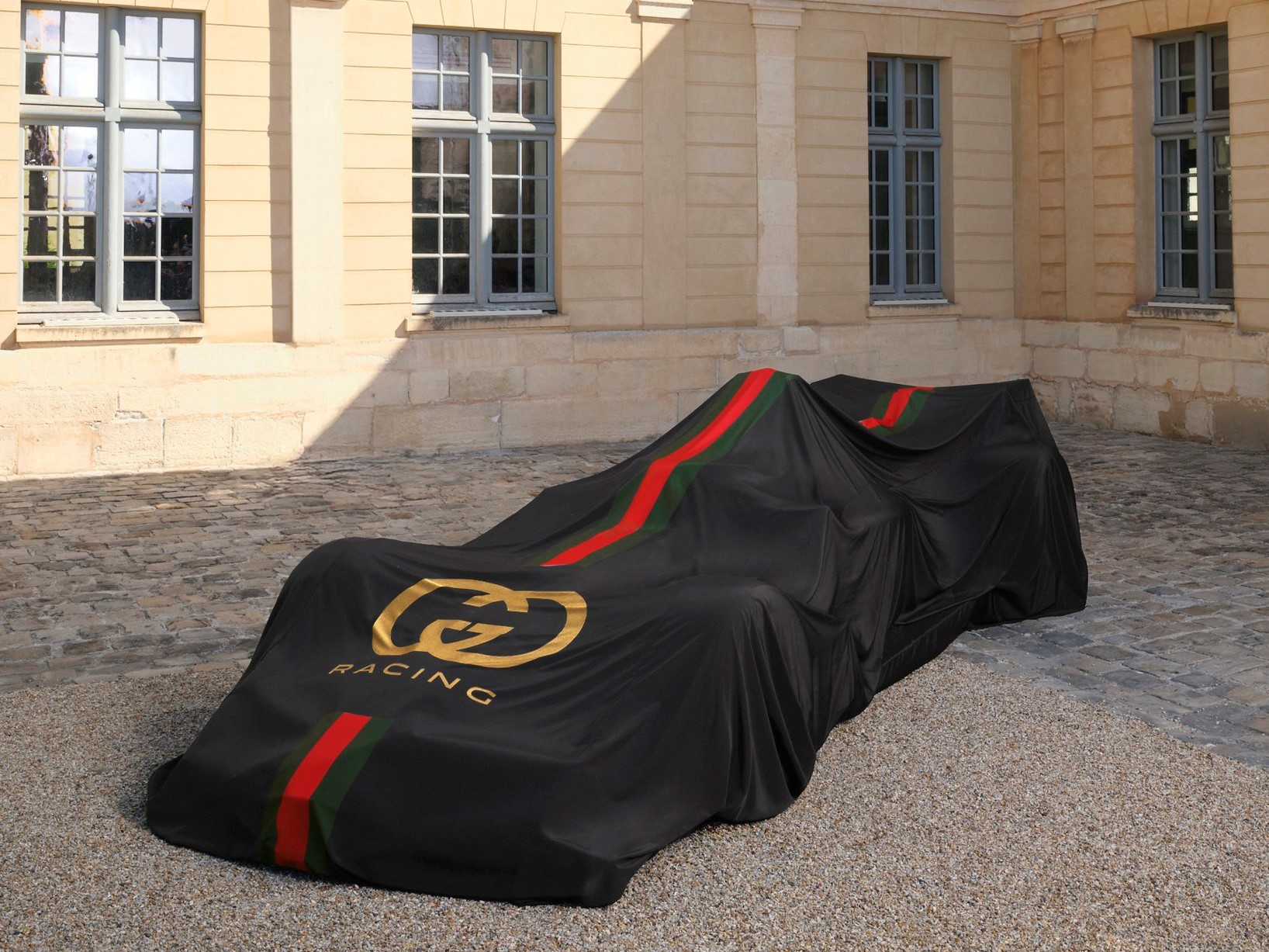 El nuevo coche de Alpine, cubierto con el logo de Gucci, a la espera de desvelar el modelo.