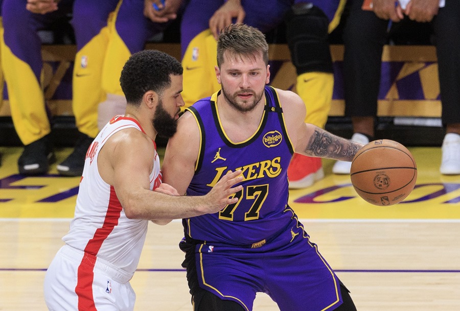Luka Doncic de Ángeles Lakers disputa el balón con Fred VanVleet de los Houston Rockets