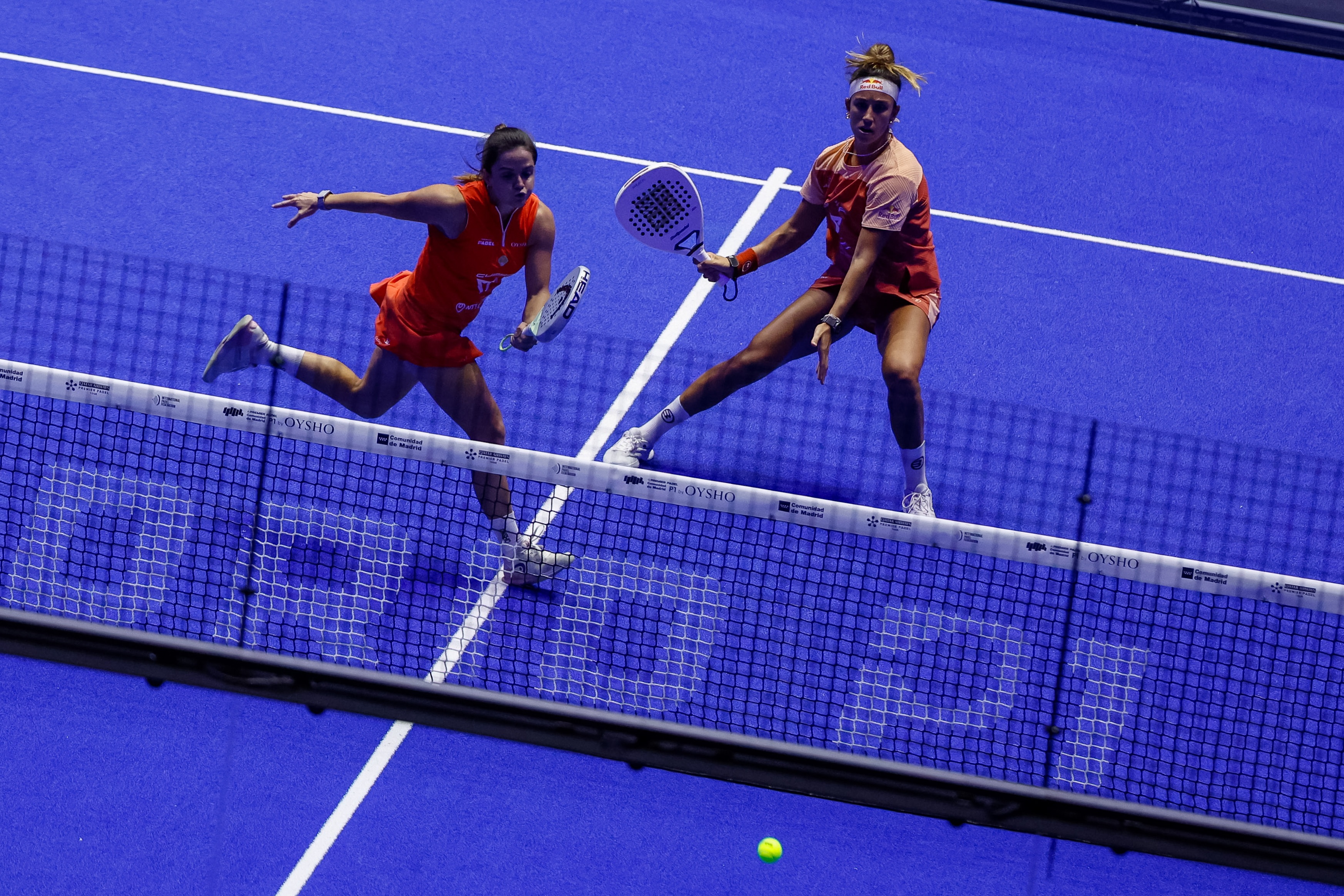 Vista del partido de semifinales femenina del Torneo de Pádel Comunidad de Madrid Premier Padel P1 by Oysho, entre las padelistas Paula Josemaría Martín (i), y Beatriz González (d), y la pareja Martina Calvo y Claudia Fernández, este sábado en Madrid.-EFE/ Daniel González