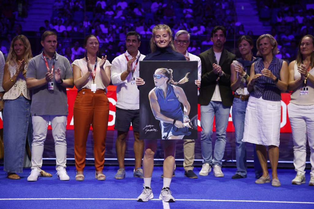-La jugadora de pádel Alejandra Salazar recibe un homenaje por su retirada durante el Torneo de Pádel Comunidad de Madrid Premier Padel P1 by Oysho, este domingo en Madrid. EFE/David Fernández